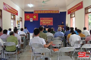 Đồng chí Chủ tịch HĐND tỉnh dự sinh hoạt chi bộ bản Lẳm Cút, xã Mường Bon, huyện Mai Sơn