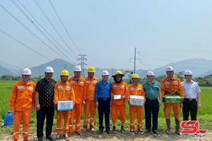 Nỗ lực khắc phục lưới điện sau thiên tai ở Phù Yên