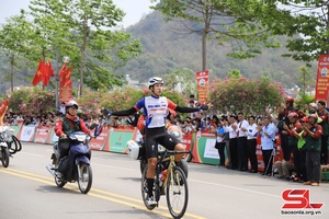 'Cuộc đua xe đạp “Về Điện Biên Phủ-2024, Cúp Báo Quân đội nhân dân”:
Các tay đua hoàn thành chặng 3 từ huyện Vân Hồ đến thành phố Sơn La