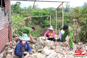Hỗ trợ các hộ dân bị hỏa hoạn tại bản Phiêng Cại