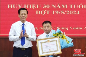 'Chi bộ cơ quan Ủy ban Kiểm tra Tỉnh ủy trao Huy hiệu Đảng 30 năm cho đảng viên