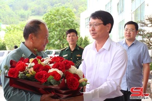 Đoàn đại biểu tỉnh Xay Sổm Bun, nước CHDCND Lào sang tham dự Lễ công bố quyết định công nhận Khu du lịch quốc gia Mộc Châu