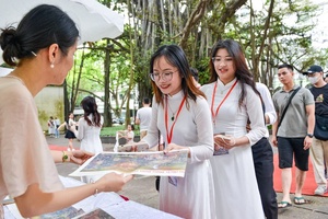 Báo Nhân Dân tặng bạn đọc 100.000 bản phụ san tranh panorama 'Chiến dịch Điện Biên Phủ'