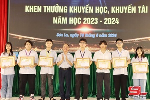 300 học sinh và giáo viên Trường THPT Chuyên Sơn La được tuyên dương năm 2024