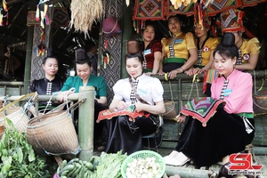 Không gian văn hóa các dân tộc tại Ngày hội hái quả mận hậu Mộc Châu