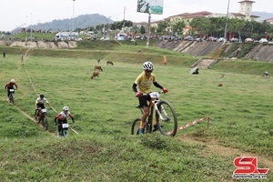 Đua xe đạp địa hình trên thảo nguyên