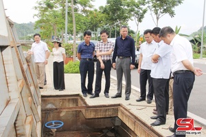 Đồng chí Phó Chủ tịch UBND tỉnh kiểm tra công tác quản lý, vận hành các đập cao su trên dòng suối Nậm La