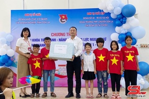 Thăm, tặng quà trẻ em Trung tâm Bảo trợ xã hội tỉnh Sơn La