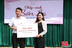 Trao tặng 2 thư viện sách cho học sinh 