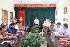Đồng chí Trưởng ban Dân vận Tỉnh ủy kiểm tra chuẩn bị kỳ thi tốt nghiệp THPT tại huyện Sốp Cộp