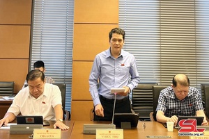 Đoàn đại biểu Quốc hội tỉnh Sơn La thảo luận tại tổ về một số dự thảo luật