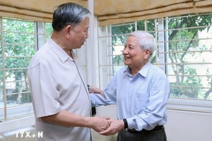 Chủ tịch nước Tô Lâm thăm và chúc mừng các nhà báo lão thành