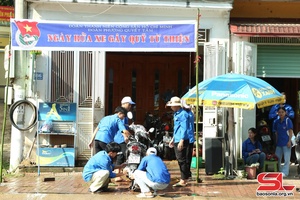 Đoàn phường Quyết Tâm rửa xe gây quỹ từ thiện 