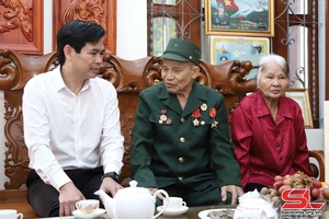 Đồng chí Chủ tịch UBND tỉnh thăm, tặng quà các thương binh, gia đình liệt sĩ trên địa bàn huyện Mộc Châu