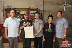 Đồng chí Trưởng ban Tổ chức Tỉnh ủy tặng quà thương, bệnh binh