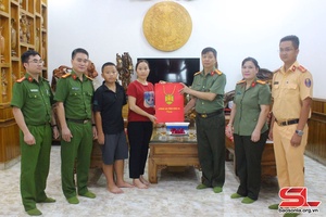 Công an tỉnh Sơn La thăm, tặng quà các gia đình chính sách nhân ngày Thương binh - Liệt sĩ