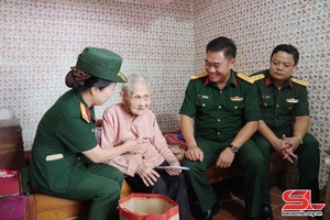 Bộ CHQS tỉnh Sơn La thăm, tặng quà mẹ Việt Nam Anh hùng