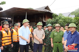 Đồng chí Phó Bí thư Thường trực Tỉnh uỷ kiểm tra mưa lũ tại huyện Thuận Châu