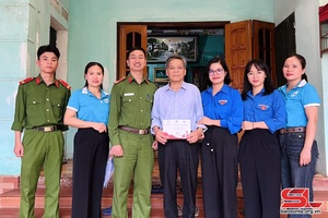 Thăm, tặng quà các thương binh, bệnh binh và gia đình liệt sĩ trên địa bàn thị trấn Mộc Châu