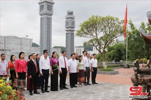 Các đồng chí lãnh đạo Ủy ban MTTQ Việt Nam tỉnh dâng hoa, dâng hương Chủ tịch Hồ Chí Minh và viếng Nghĩa trang liệt sĩ Nhà tù Sơn La