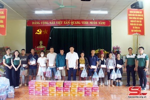 Tặng quà hỗ trợ các gia đình bị thiệt hại do mưa lũ