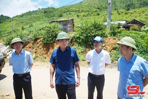 Đồng chí Phó Chủ tịch UBND tỉnh kiểm tra sạt lở một số tuyến đường tại huyện Phù Yên, Bắc Yên
