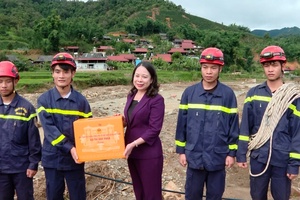 Phó Chủ tịch nước Võ Thị Ánh Xuân kiểm tra tình hình khắc phục hậu quả mưa lũ tại tỉnh Sơn La