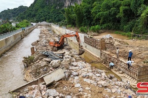 Đẩy nhanh tiến độ xây dựng kè suối Muội để chống lũ, sạt lở đất