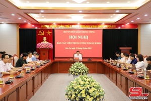 Hội nghị báo cáo viên Trung ương tháng 8