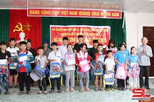 Trao hỗ trợ cho học sinh vùng thiên tai 