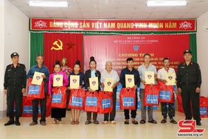 Bộ Tư lệnh Cảnh sát cơ động thăm, tặng quà, giúp đỡ nhân dân xã Mường Chanh và Chiềng Nơi