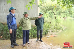 Đồng chí Phó Bí thư Thường trực Tỉnh ủy kiểm tra tình hình ngập úng tại xã Chiềng Đen