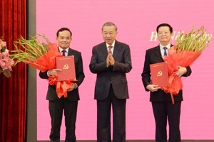 Công bố quyết định phân công Trưởng Ban Kinh tế và Trưởng Ban Dân vận Trung ương