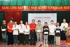 Trao học bổng cho học sinh vùng thiên tai, hoàn cảnh khó khăn 