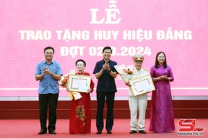 Đồng chí Bí thư Tỉnh ủy, Chủ tịch UBND tỉnh, trao Huy hiệu Đảng đợt 2/9 tại Thành phố