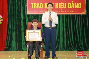 Đồng chí Trưởng ban Dân vận Tỉnh ủy trao Huy hiệu Đảng đợt 2/9 tại huyện Mộc Châu