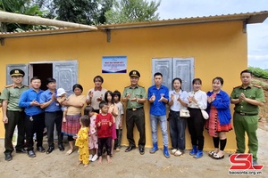 Công an huyện Phù Yên khánh thành, bàn giao "Nhà đại đoàn kết" tại xã Suối Bau