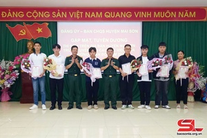 Tuyên dương thí sinh trúng tuyển vào các học viện, nhà trường trong quân đội năm 2024