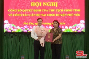 Đồng chí Tráng Thị Xuân trao quyết định về công tác cán bộ tại Phù Yên