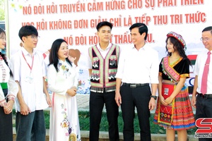 Học sinh Sơn La hân hoan bước vào năm học mới