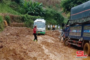 Mưa lớn gây sạt lở nhà ở và nhiều tuyến đường tại Quỳnh Nhai