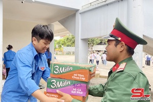 Tiếp nhận hàng hóa hỗ trợ nhân dân bị ảnh hưởng do thiên tai