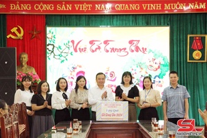 'Lãnh đạo Thành ủy thăm, tặng quà Tết Trung thu