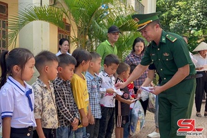 Chương trình “Đồng hành cùng em tới trường” tại xã Mường Sai