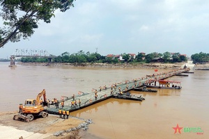 Bộ đội Công binh hoàn thành cầu phao tạm thay thế cầu Phong Châu (Phú Thọ)