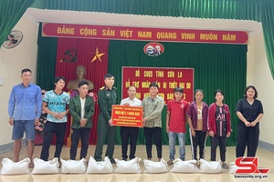 'Bộ CHQS tỉnh  tặng hơn 2 tấn gạo ủng hộ nhân dân bản Ngậm