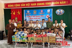 'Tặng quà học sinh Trường Mầm non xã Cà Nàng 