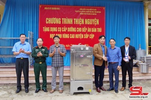 'Hỗ trợ nhiều đồ dùng cho bếp ăn bán trú ở xã Sam Kha