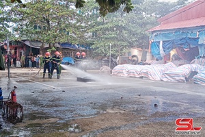 'Thực tập phương án PCCC và CNCH tại chợ Trung tâm huyện Phù Yên