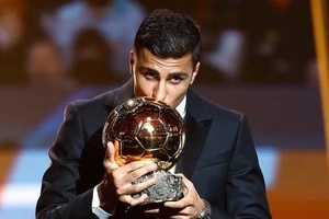 'Rodri xuất sắc vượt qua Vinicius Junior giành Quả bóng Vàng nam 2024